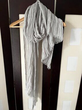 Lighweight linen blend crinkled scarf